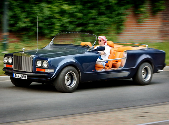Ha arab sejk vagy, akkor solymászkodáshoz is egy ilyen Rolls-Royce dukál 2