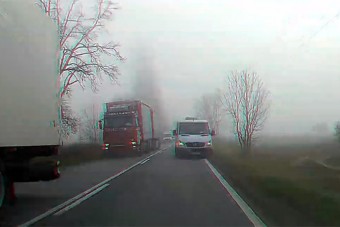Ködben, záróvonalon előzött egy kisbuszos a 81-esen, és pont jöttek szemből