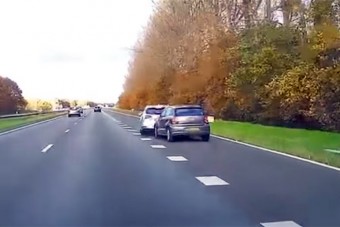 Saját kocsijával állította meg az eszméletlen autóst a sztrádán