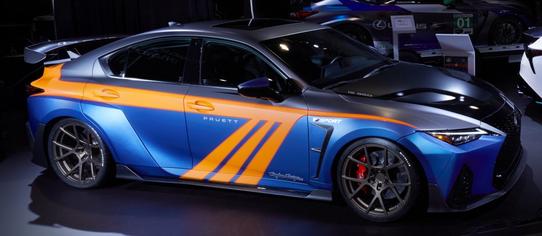 Autóversenyző épített tuningautót