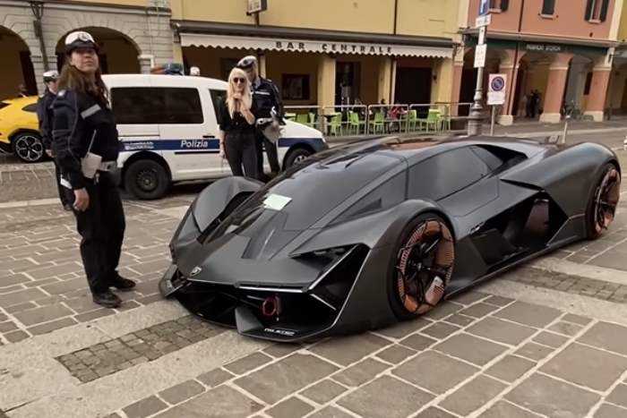 Estaba prohibido fotografiar con un Lamborghini y llegó la policía