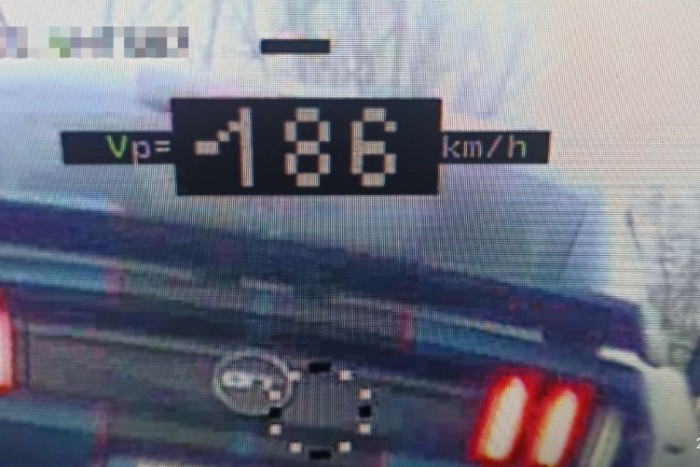 Nagyon sietett egy mustangos, csattant is a nyakán a traffipax 1 | Vezess Nagyon sietett egy mustangos, csattant is a nyakán a traffipax 1