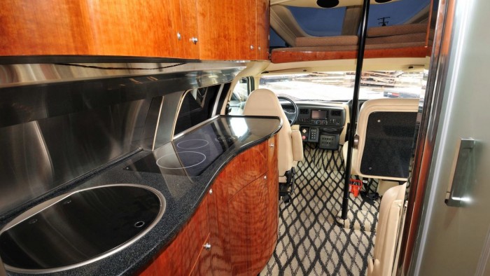 Elhúzza a fél országot, és még lakásnak is jó, csak az ára 2000 millió 6 | Vezess Elhúzza a fél országot, és még lakásnak is jó, csak az ára 2000 millió 6