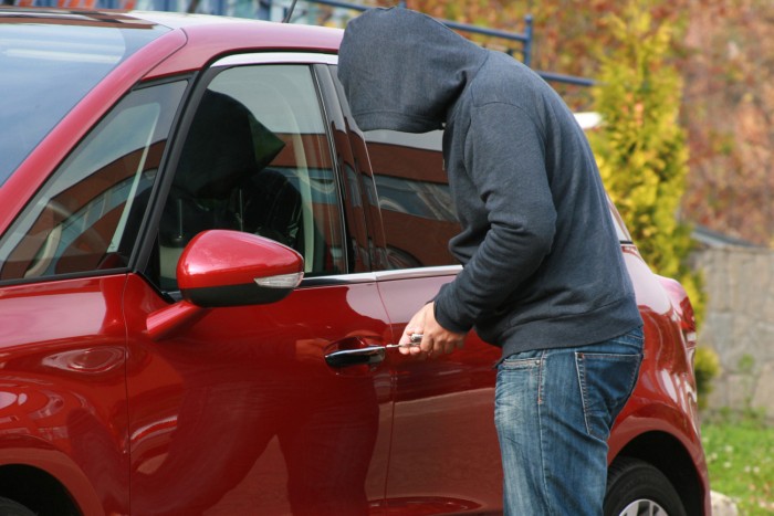 Ellopták a kocsiját, azt hazudta, gyerek ült a hátsó ülésen
