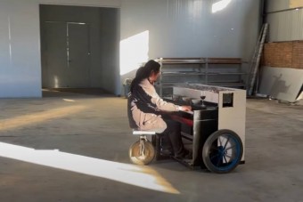 Ez a fazon épített egy guruló zongorát, ami grillkocsi is egyben