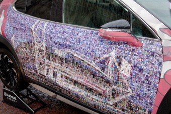 Több ezer parányi arc köszön rád erről az autóról