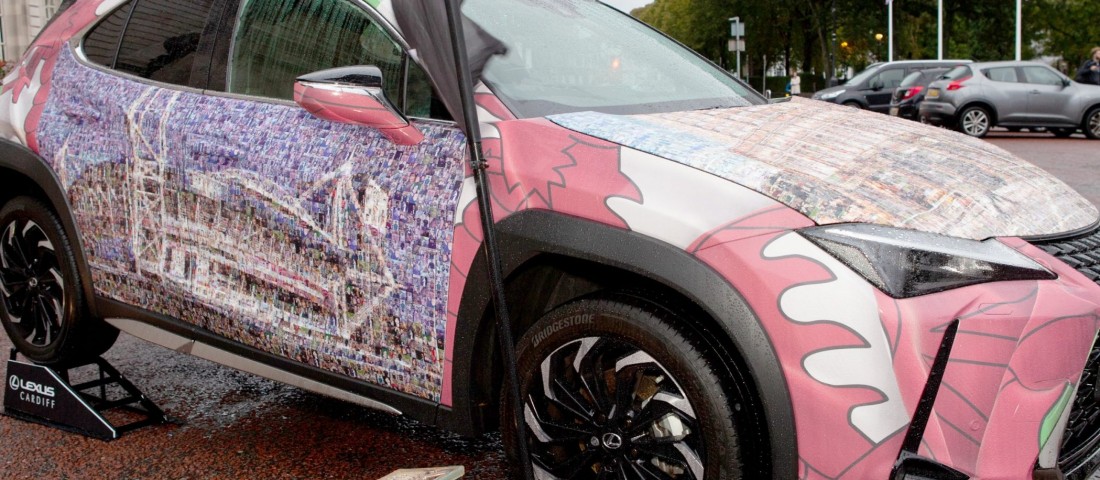 Több ezer parányi arc köszön rád erről az autóról