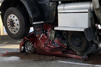 Szinte matricává lapította az autót egy kamion, a sofőr túlélte