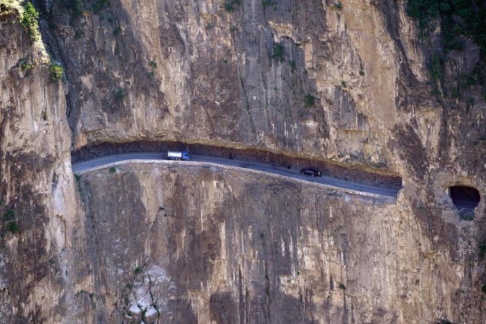 15 évig kézzel vájták a hegyoldalba ezt az utat