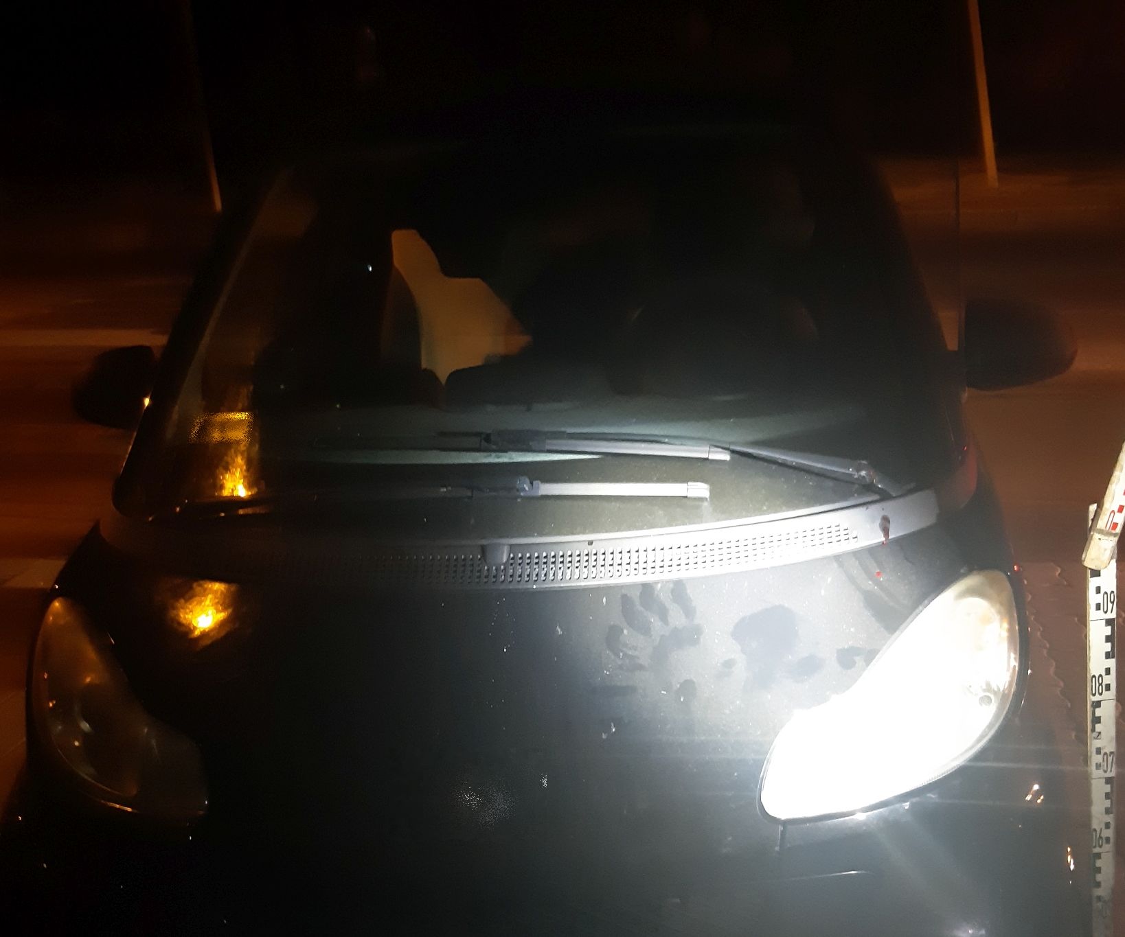 Négy vicces fiatal felkapott egy autót Szécsényben, majd felrakták az útra, keresztbe 1 Négy vicces fiatal felkapott egy autót Szécsényben, majd felrakták az útra, keresztbe 1