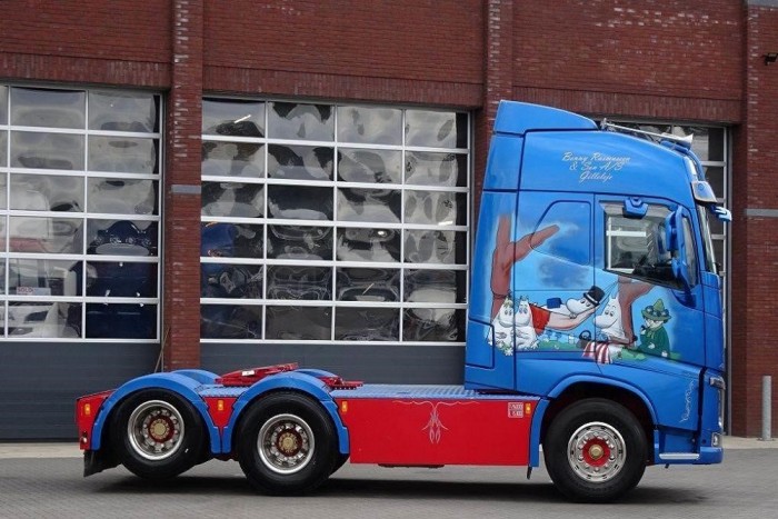 650 lóerős nyerges gyermeklelkű sofőröknek