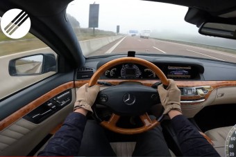 Pár világító hibalámpával, de esztelenül hasít a 13 éves csúcs-Mercedes 