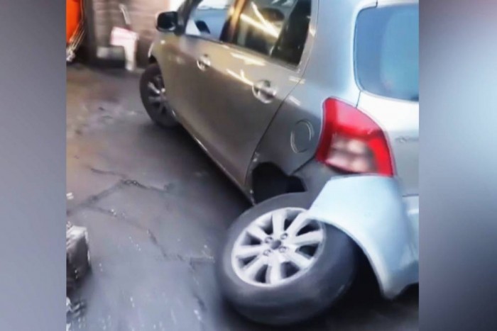 Rémséges videók a szerelőműhelyből: javítás ragasztószalaggal, átverés a festék mögött