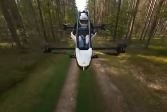 Tiszta sci-fi, ahogy ez a személyszállító drón az erdőben hasít