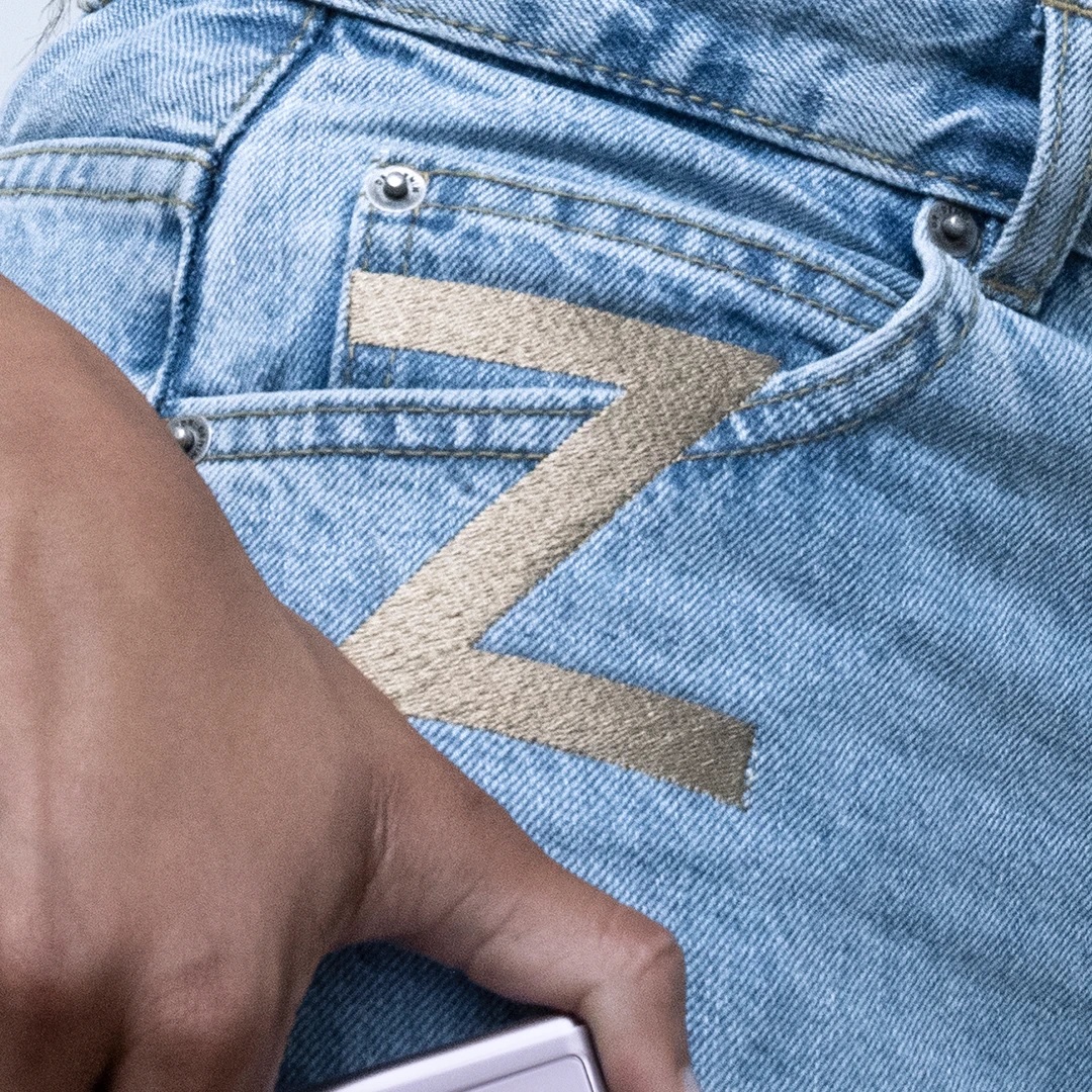 Erősen megosztó farmert csináltatott a Samsung 2