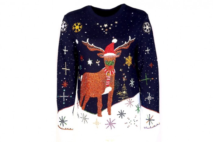 Arannyal szőtték, gyémánttal díszítették a milliós ünnepi ronda pulcsit