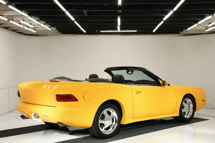 Ez a Ford prototípus mutatja, hogy nem mindenki találta el a retró stílust 3