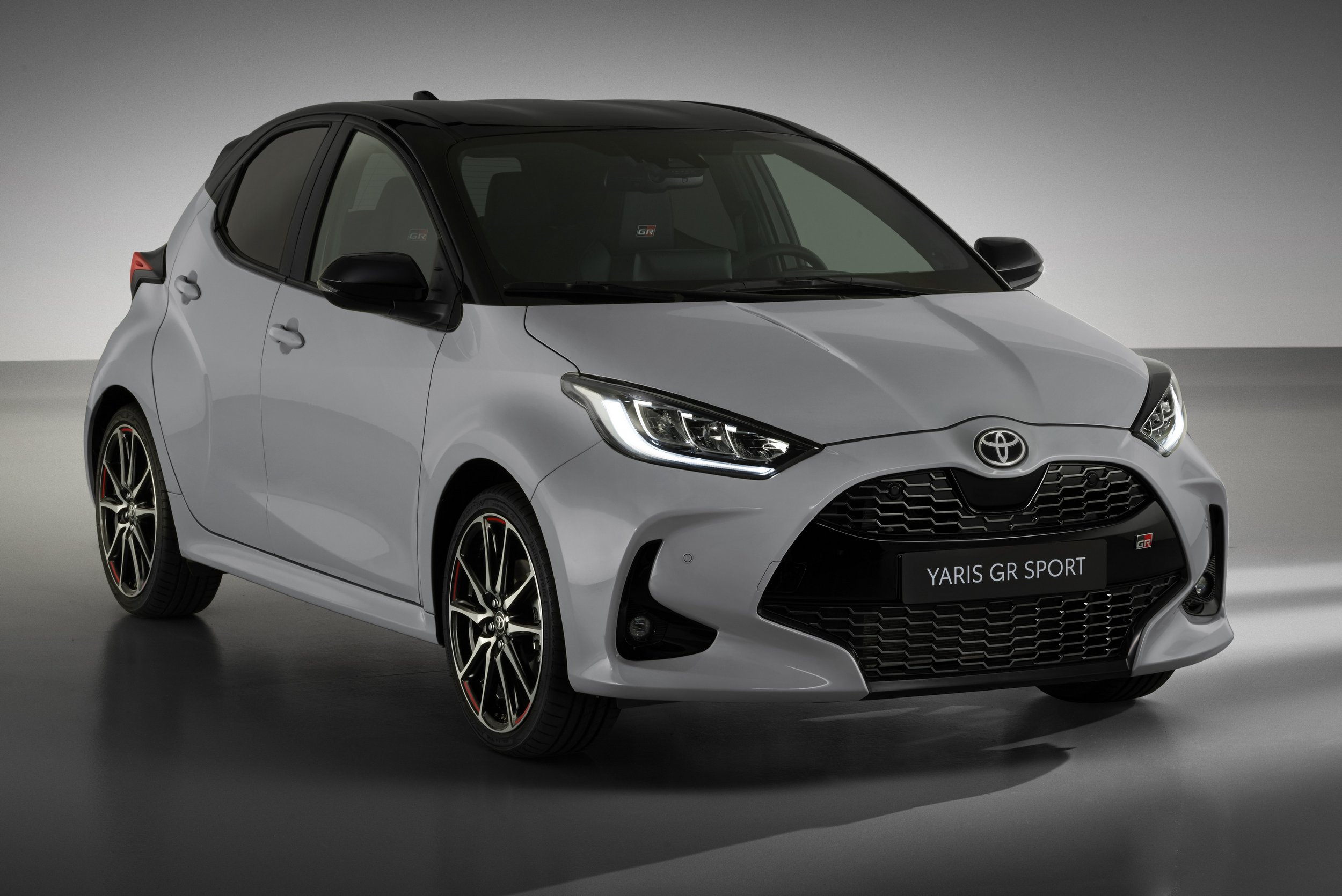 A lábnapot sem hagyta ki a kigyúrt Yaris 5