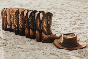 Vérbeli westerncsizmák készülnek a legamerikaibb platós furgonhoz