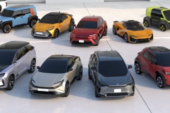 Tucatnyi új villanyautót mutatott be a Toyota