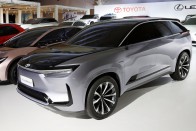 Tucatnyi új villanyautót mutatott be a Toyota 35