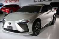 Villanyautóként támad fel a Lexus LFA 17