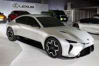 Villanyautóként támad fel a Lexus LFA 18