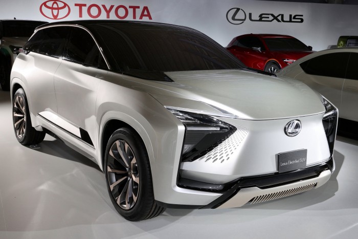 Villanyautóként támad fel a Lexus LFA 8