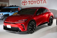 Tucatnyi új villanyautót mutatott be a Toyota 31