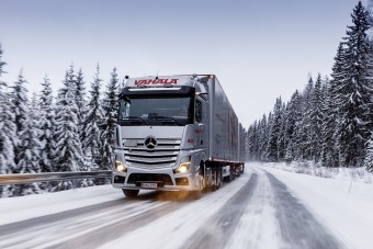 Hagyományos visszapillantó nélkül közlekedik ez a 34,5 méteres kamion