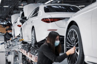 Nem akármilyen karácsonyi ajándékot kapnak a Mercedes dolgozói