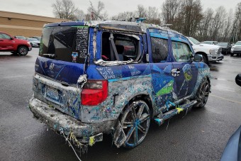 Görcsbe rántja az agyat ennek az autónak a beltere