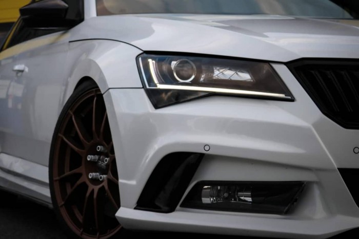 Kegyetlen sportkombit faragtak a nagypapás Skodából 1