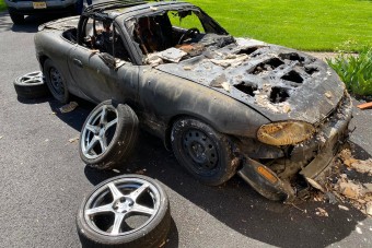 Úgy tűnik, ez a csúnyán kiégett Miata elpusztíthatatlan darab