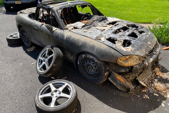 Úgy tűnik, ez a csúnyán kiégett Miata elpusztíthatatlan darab