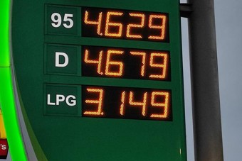 Négy forint volt az üzemanyag egy pesti kúton hétfőn