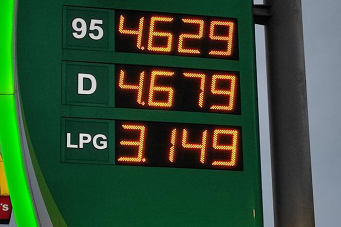 Négy forint volt az üzemanyag egy pesti kúton hétfőn