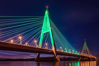 Monumentális karácsonyfa lett a Megyeri hídból