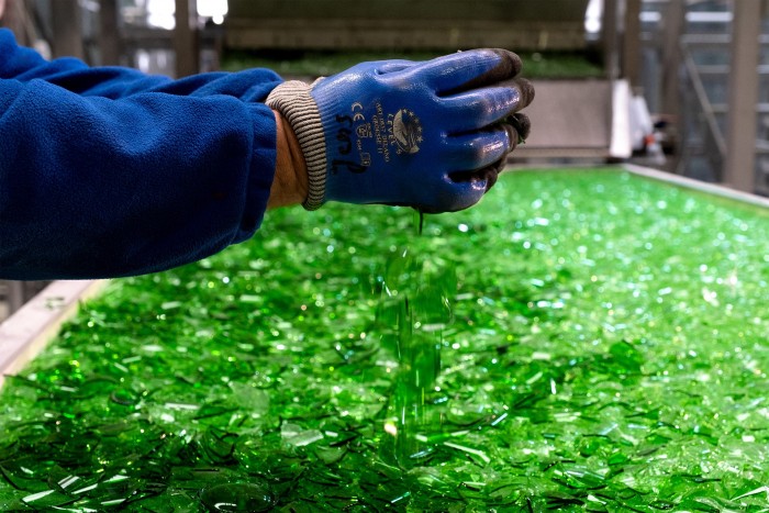 Pezsgősüvegek díszítik a luxusüzlet bejáratát