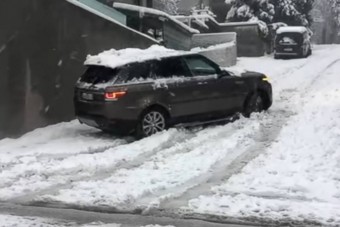 Téli gumival, összkerékkel is lehetetlen kihívás a havas emelkedő?