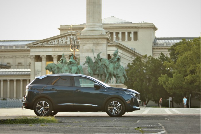 Töltve, nem keverve – Peugeot 3008 Hybrid 57 Töltve, nem keverve – Peugeot 3008 Hybrid 57