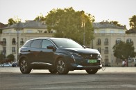 Töltve, nem keverve – Peugeot 3008 Hybrid 34