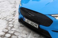 Szépek a számok, de mit tud a legkomolyabb villany Mustang? 48