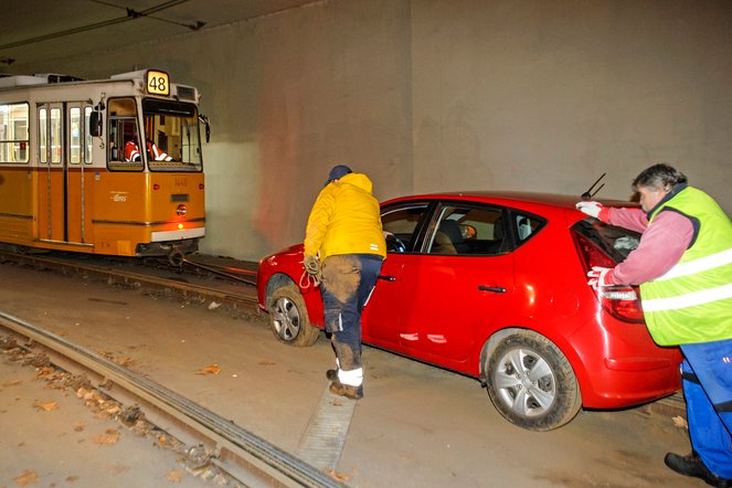 Villamos húzott ki egy alagútban elakadt autóst Budapesten 2