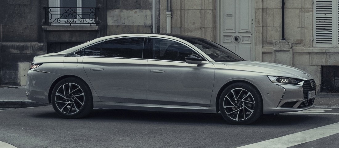 Erősebb, tisztább lett a franciák hibrid luxusszedánja