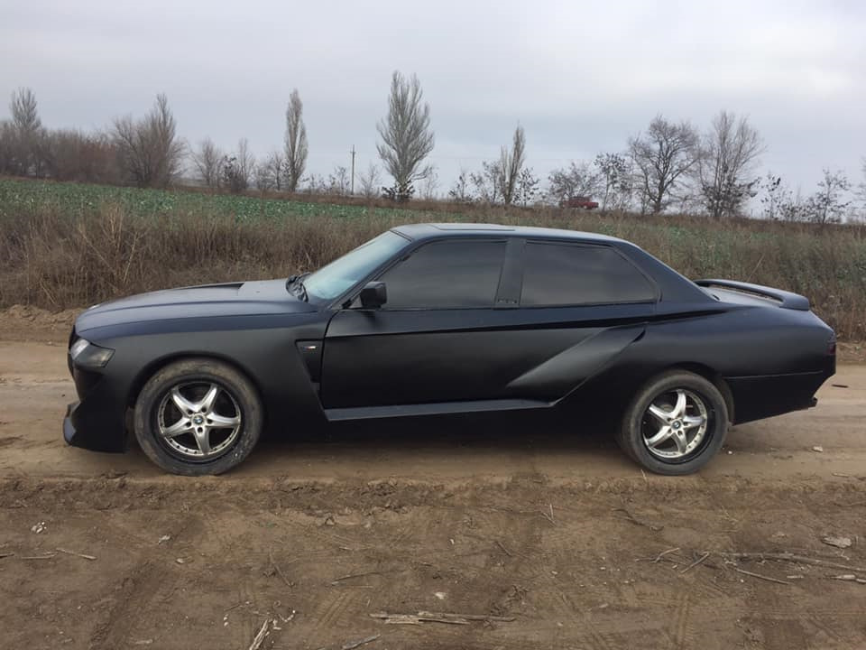 Ijesztő fekete pöfeteget faragtak ebből az öreg BMW-ből 4