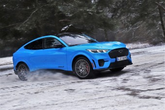 Szépek a számok, de mit tud a legkomolyabb villany Mustang?