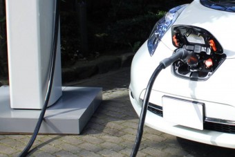 A 19. emeletről is megoldotta a töltést az orosz villanyautós