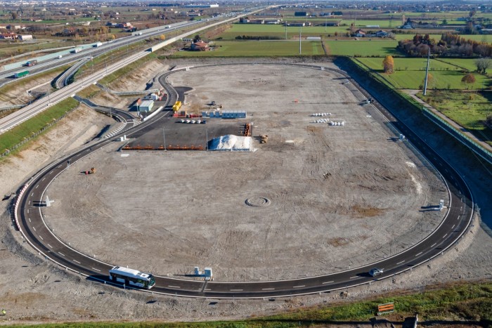 Kábel nélkül tölti a villanyautókat a jövő autópályája 3 | Vezess Kábel nélkül tölti a villanyautókat a jövő autópályája 3