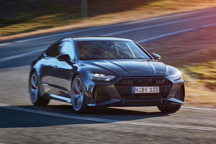 Könnyed 330 km/óra az autópályán egy felhergelt Audiban 1